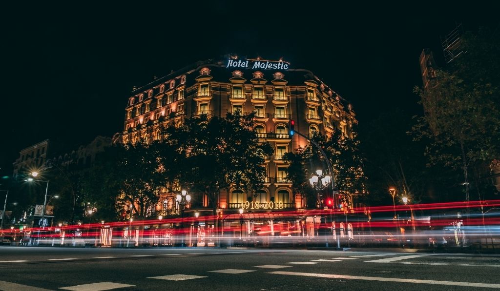 captura nocturna de un Hotel de lujo