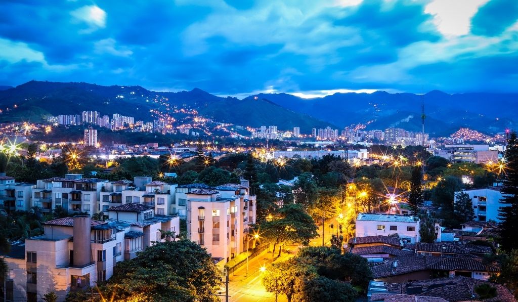 hermoso atardecer en la ciudad de Medellín