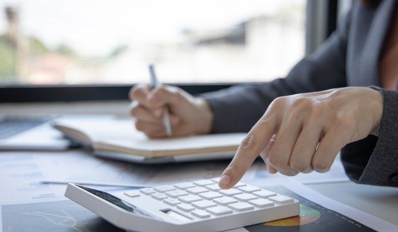  jefe calculando pago a un empleado