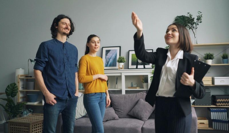Realtor mostrando apartamento a posibles compradores