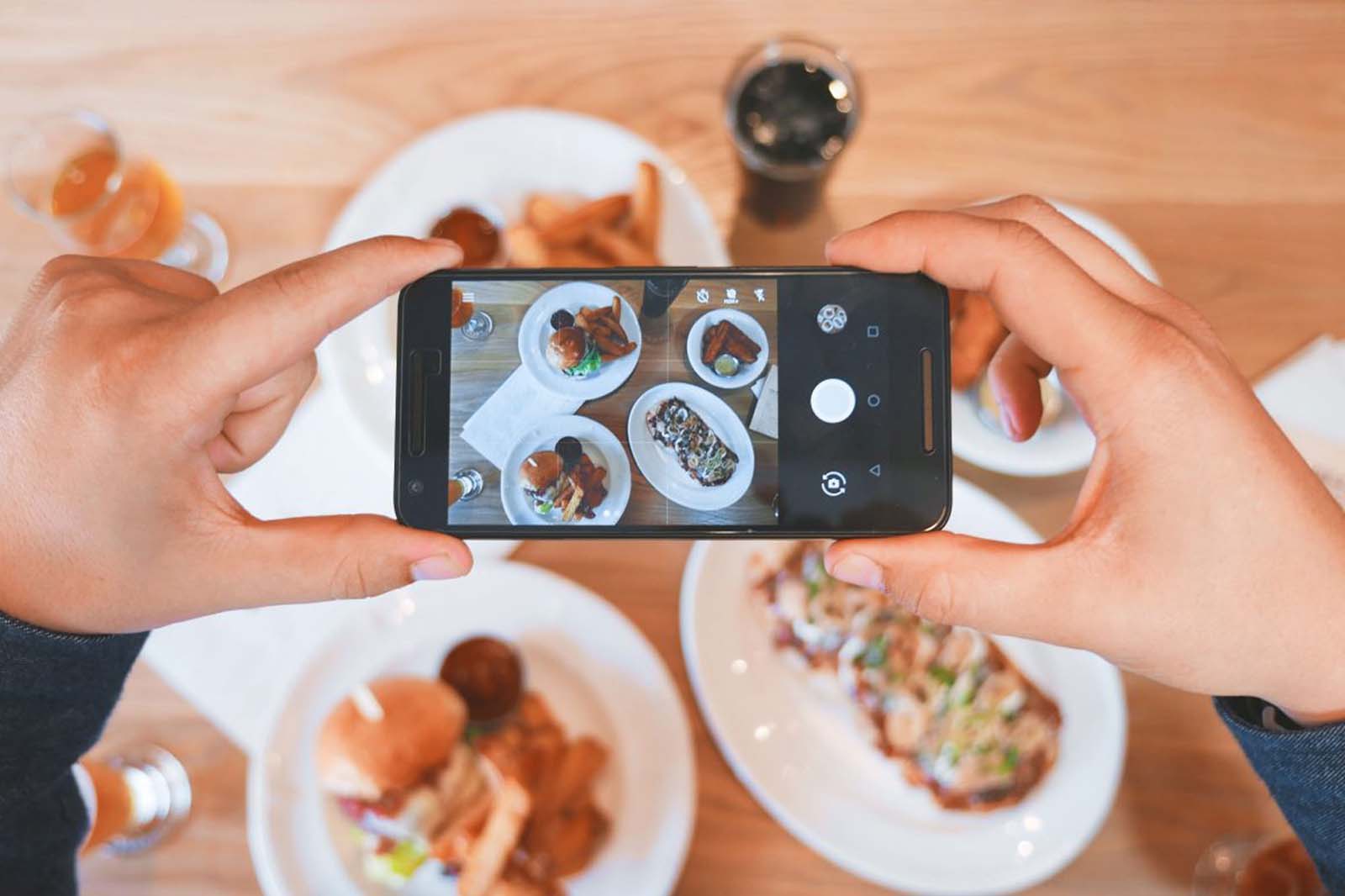 Customer arrival at restaurant via direct reservation