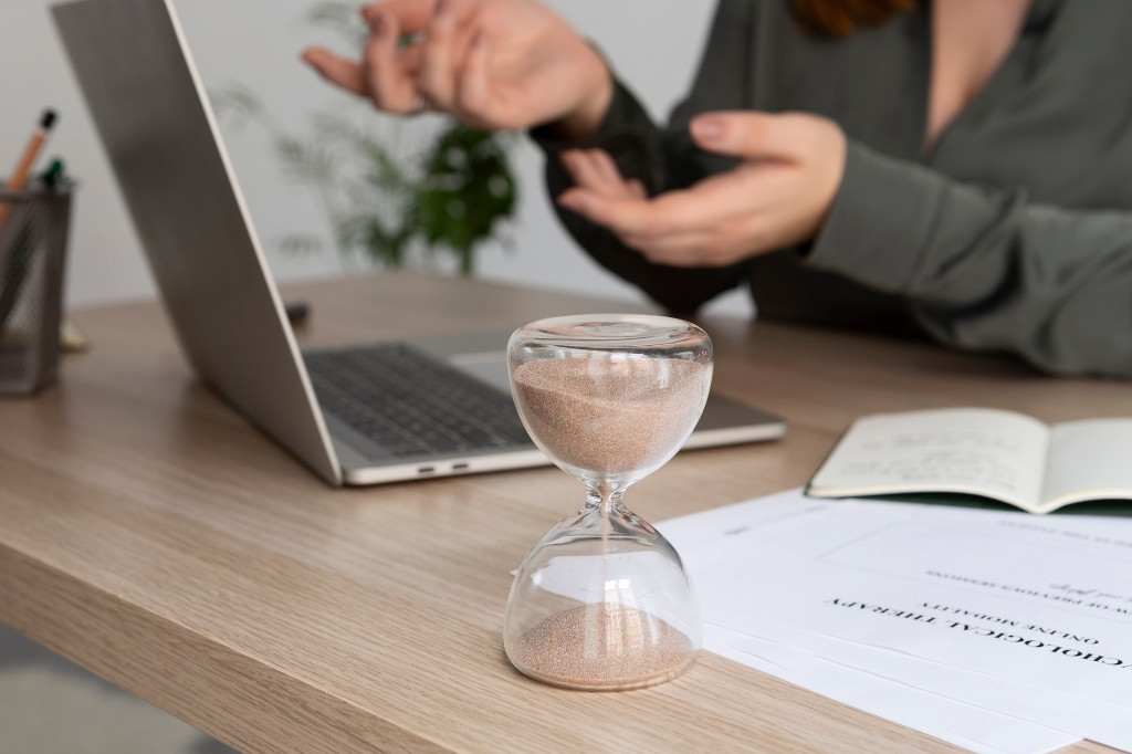 Calendario editorial de redes sociales para hoteles boutique en una laptop, detallando estrategias por plataforma.