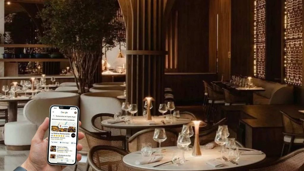 Ficha de Google Business Profile de La Makha sobrepuesta a su salón de lujo.