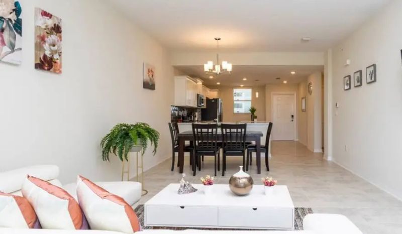 Sala, area de comedor, decorada con muebles modernos y una atmósfera acogedora.