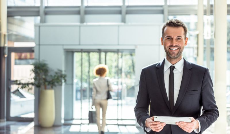 Gerente de hotel satisfecho del aumento de reservas por la labor de SEO