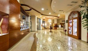 Pasillo de un hotel de lujo en Medellín