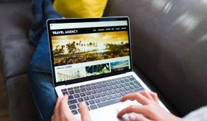 Persona buscando un hotel en una página con el Seo optimizado