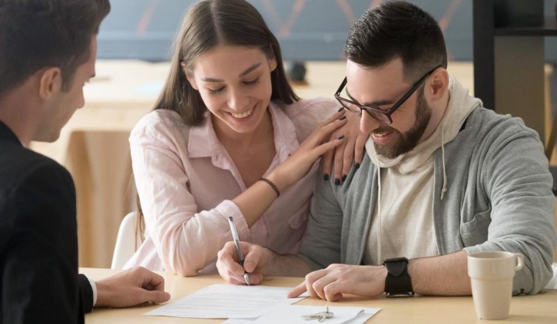 pareja feliz comprando una casa nueva