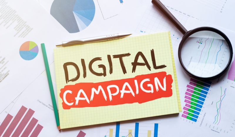 Concepto de campaña digital con elementos gráficos y texto que representan estrategias de marketing en línea.
