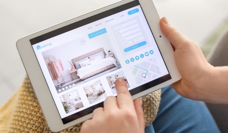 Person Searching for a Hotel via Search Engine