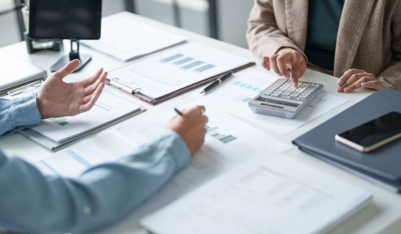 Ejecutivos recopilando datos analíticos para una estrategia digital.