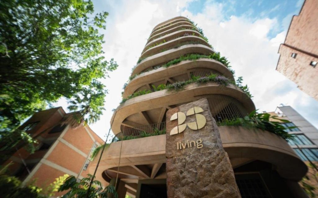 Edificio de piedra con un letrero que dice: 23 living en la fachada
