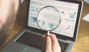gerente de restaurante viendo los resultados de un buen trabajo en Seo