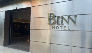 Entrada elegante del Binn Hotel en Medellín, destacando su diseño moderno y acogedor