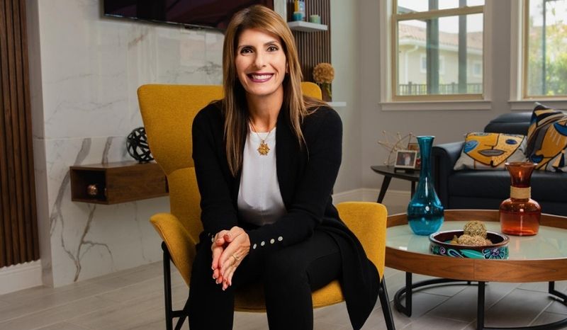 Mujer en una silla en un acogedor salón, asociada a Realtor Florida Homegroup Realty