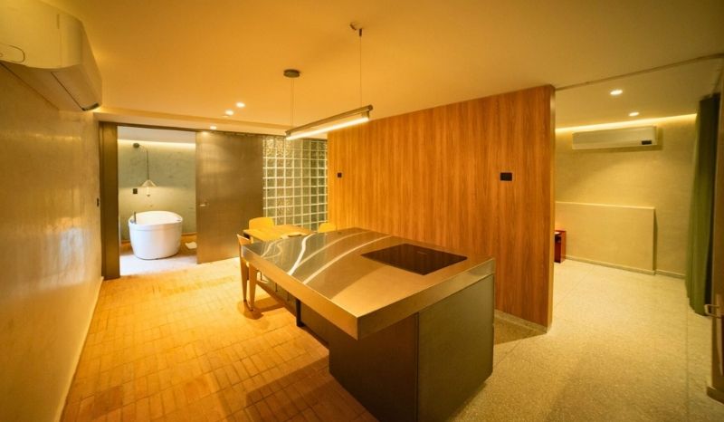 Cocina moderna con fregadero y pared de madera, parte de Gres Living, coliving de lujo en Medellín para nómadas digitales.