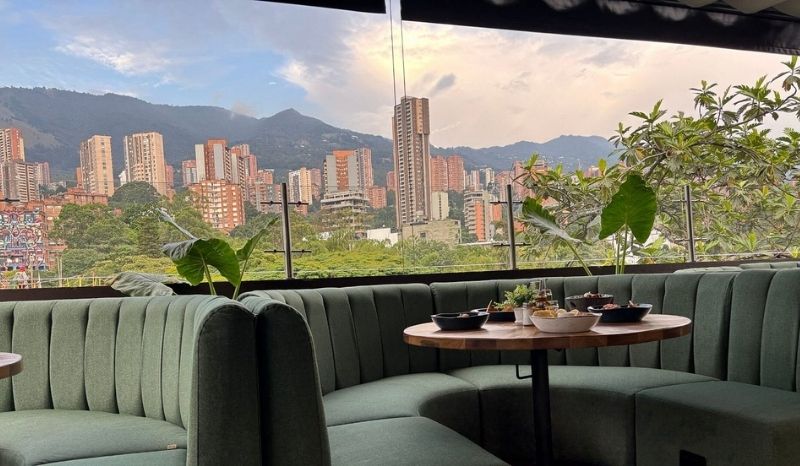 Restaurante Sibari con vista panorámica de la ciudad y montañas, ideal para disfrutar de cocina italiana moderna en Medellín
