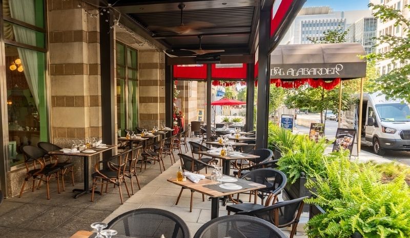 Restaurante Taberna del Alabardero con mesas y sillas al aire libre, ideal para disfrutar de la comida española en Washington