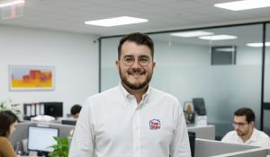 Sebastían Rodríguez, CEO de Top Stay, sonríe mientras habla en una conferencia