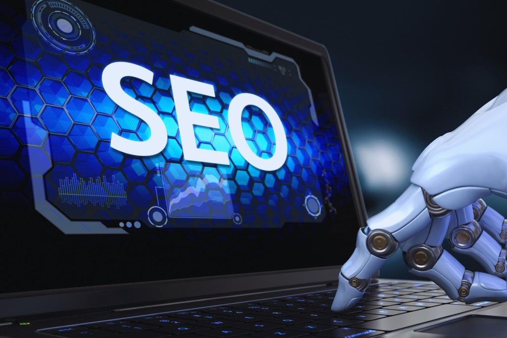 Imagen de una mano robótica sobre un laptop, ilustrando la intersección entre tecnología y estrategias de SEO.