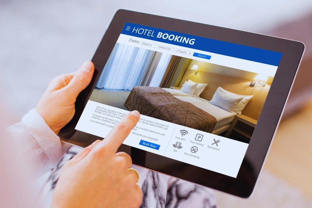 Mujer usando una tableta para reservar una habitación de hotel.