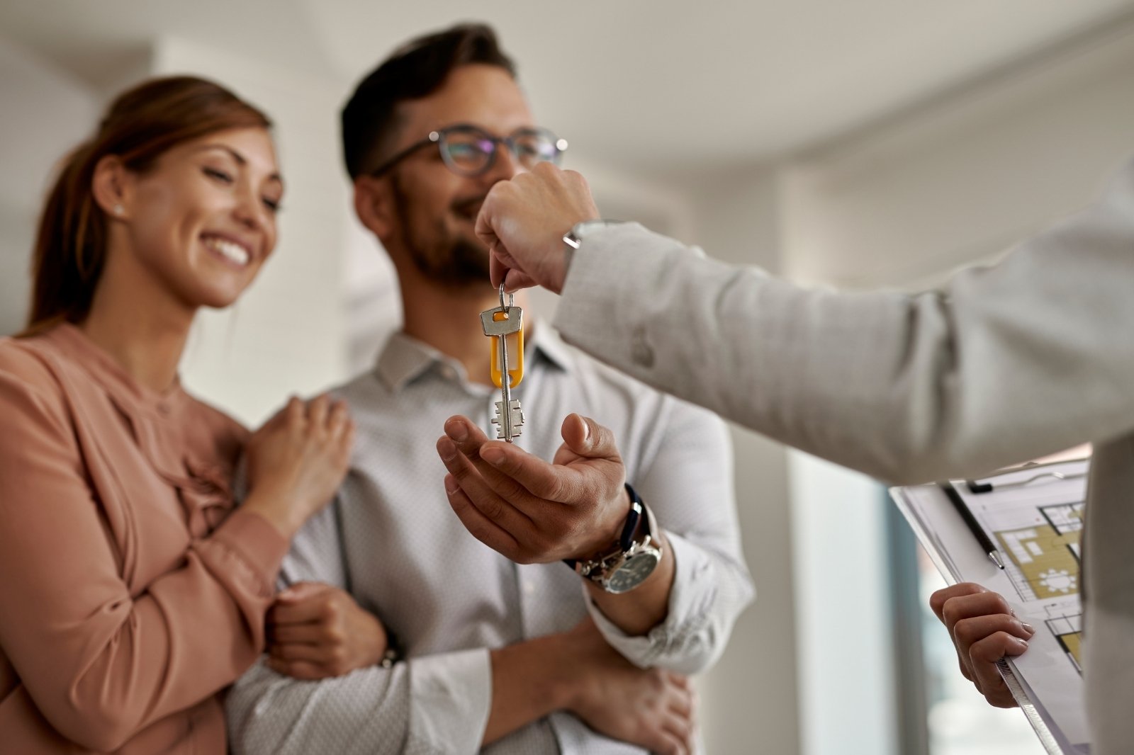 pareja recibiendo llaves de su nueva casa.