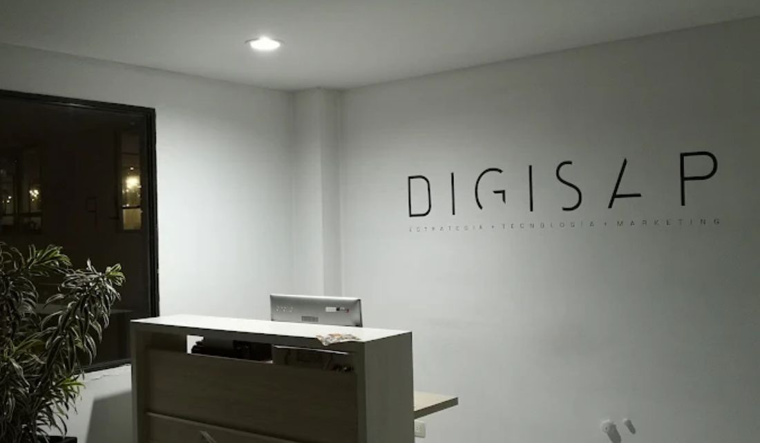 Pared blanca con la palabra "Digisap", empresa líder en marketing digital.
