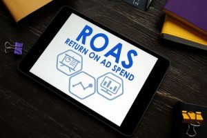 Gráfico que ilustra el retorno sobre el gasto en publicidad (ROAS) con datos de rendimiento de campañas publicitarias.