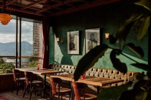 Restaurante con vista a montañas y árboles, parte de los 10 mejores rooftops de Medellín en 2026.