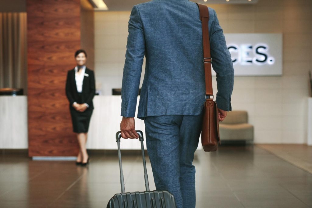 hombre haciendo efectiva su reserva en hotel boutique