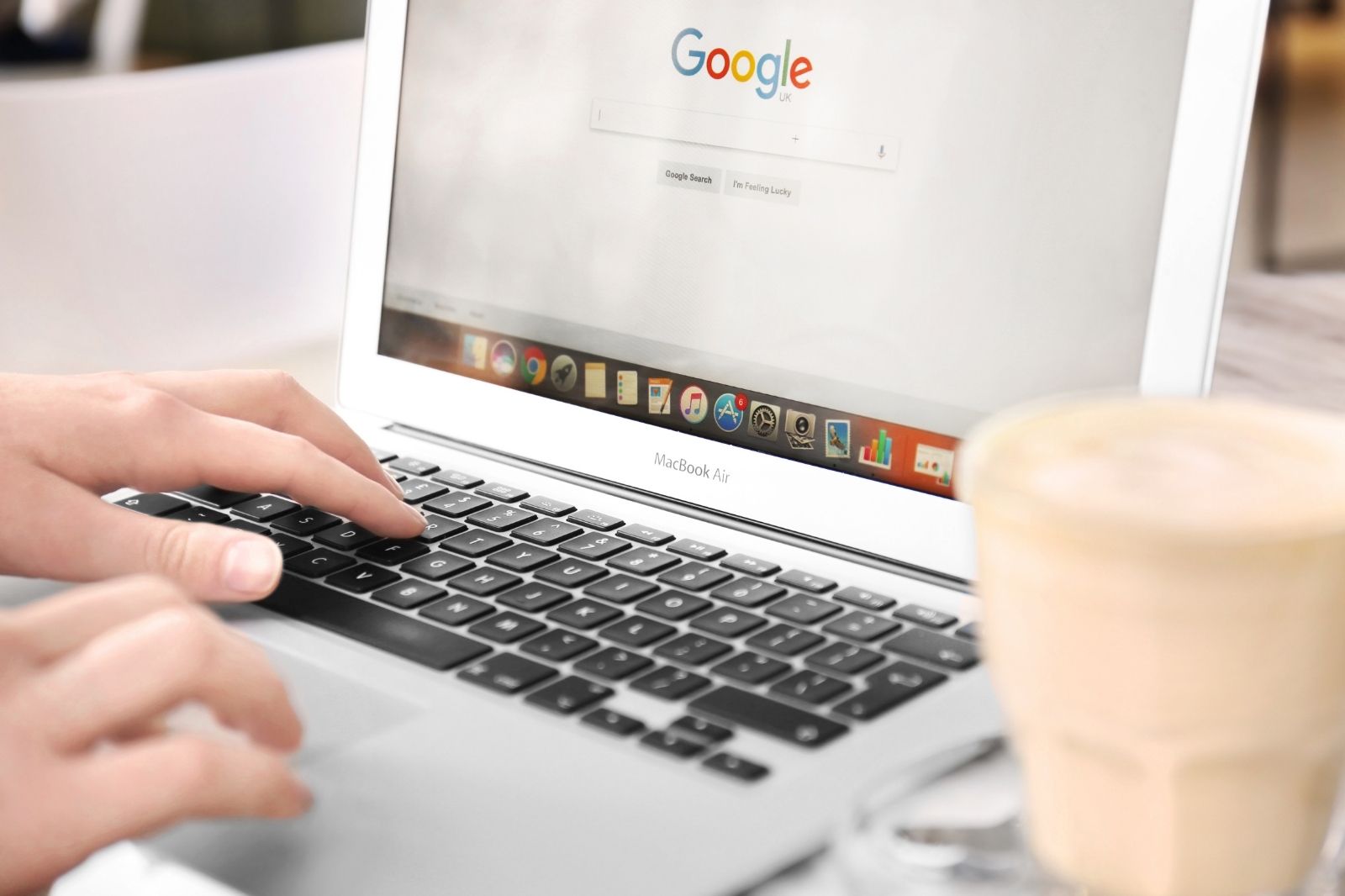 Mujer haciendo búsqueda de hotel por google