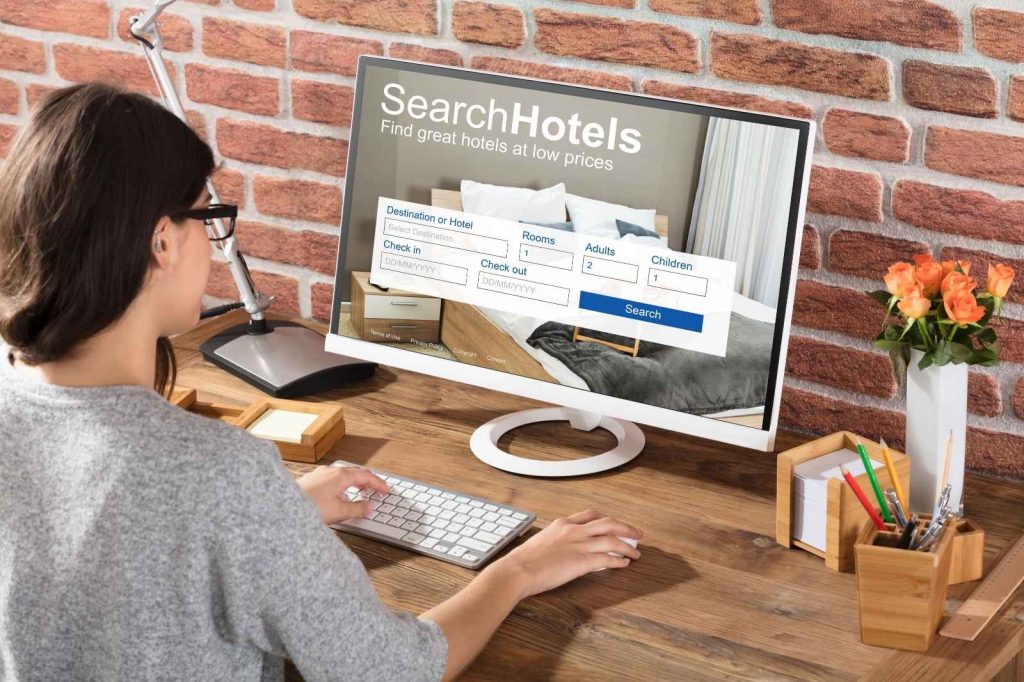 Mujer haciendo una reserva de hotel