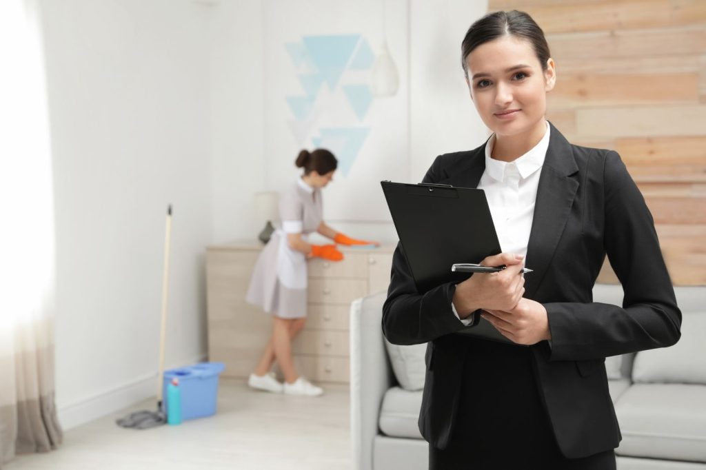 Gerente de Hotel , proyectando confianza y profesionalismo.