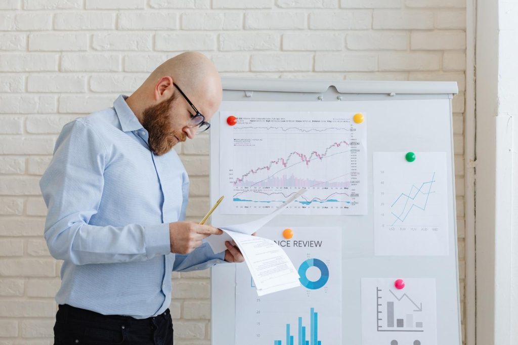 Gerente de hotel rectificando reducción de comision de OTAs