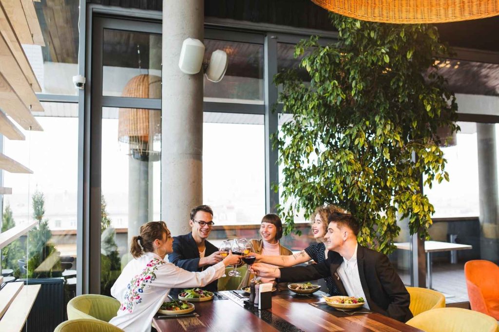 Celebración entre amigos en restaurante