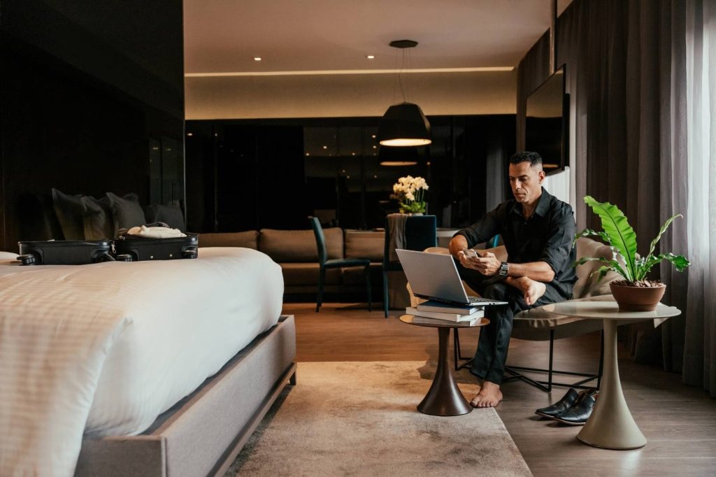 Hombre de negocios, hospedado en hotel de lujo.