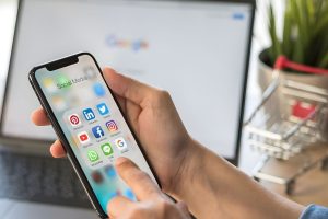Diagrama que muestra cómo las redes sociales pueden ayudar a expandir un negocio.
