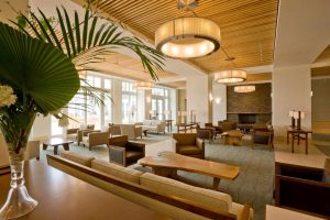 Lobby de hotel con una gran mesa y sillas.