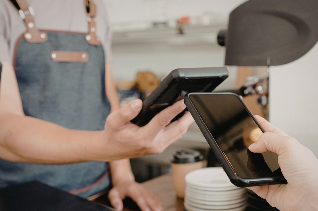 Ambas personas sosteniendo un smartphone.