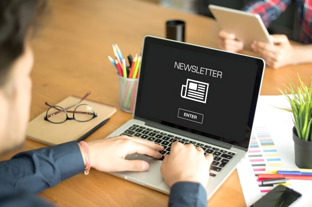 Gráfico que muestra cómo diseñar un boletín informativo efectivo para empresas, incluyendo estrategias y ejemplos.