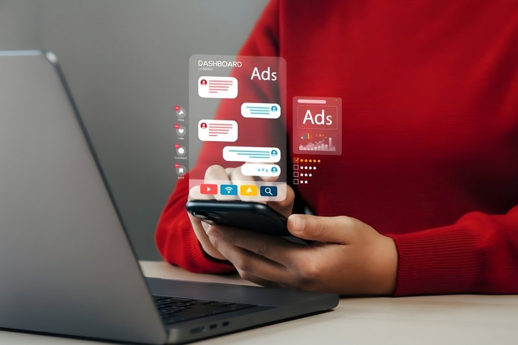 Mujer usando un smartphone para mostrar un anuncio en la pantalla.