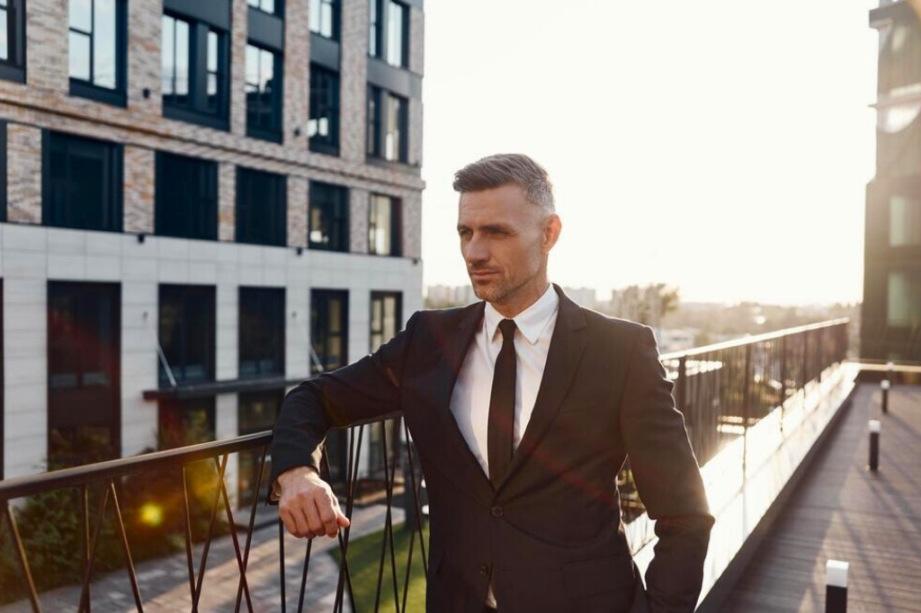 Gerente de hotel boutique en un rooftop al atardecer, representando el liderazgo y la visión estratégica en el mercado de lujo de Latinoamérica.