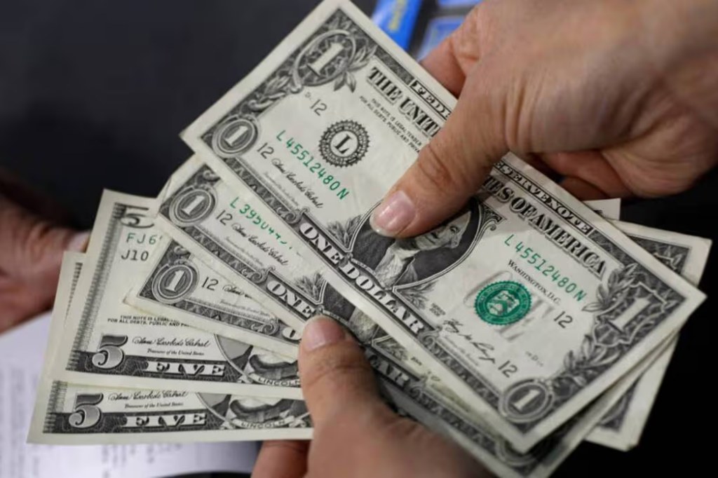 Primer plano de manos contando billetes de dólares estadounidenses (USD)