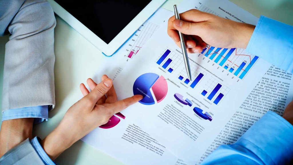 Tablet sobre escritorio mostrando un dashboard 360° con fuentes de tráfico