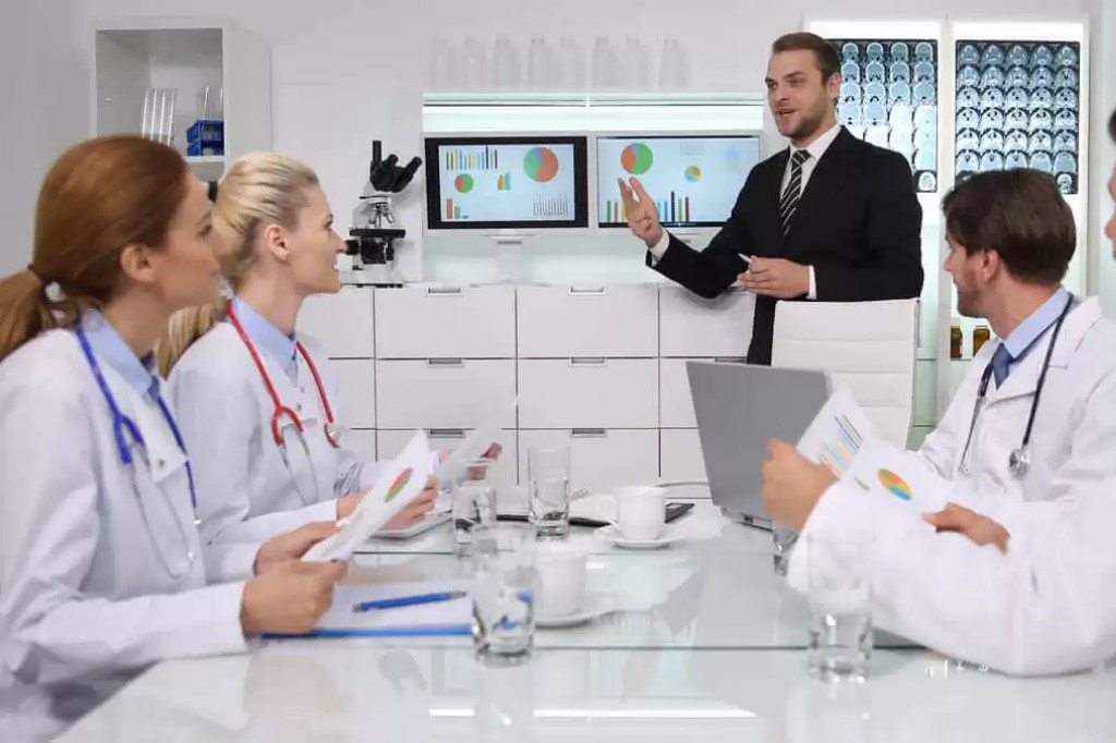 Un ejecutivo de negocios realizando una presentación de análisis de datos financieros y gráficos en una sala de juntas