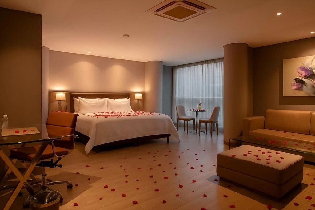 Suite de hotel boutique decorada con pétalos de rosa, representando una estrategia de microsegmentación para nichos de parejas y aniversarios.