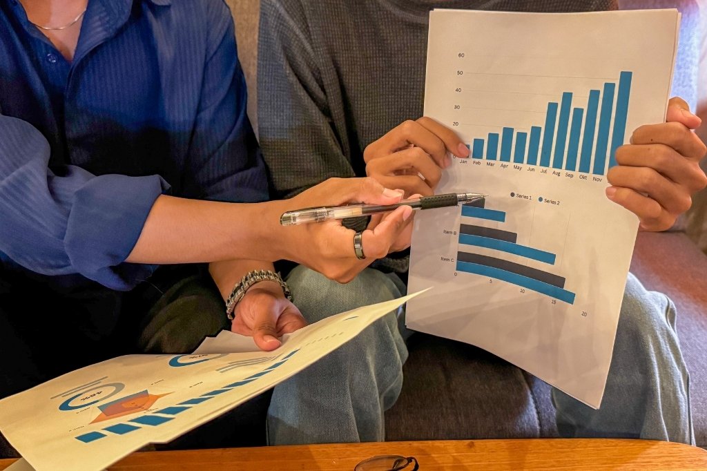 Huésped disfrutando de un desayuno en el balcón de un hotel, contenido visual clave para el plan de marketing hotelero.