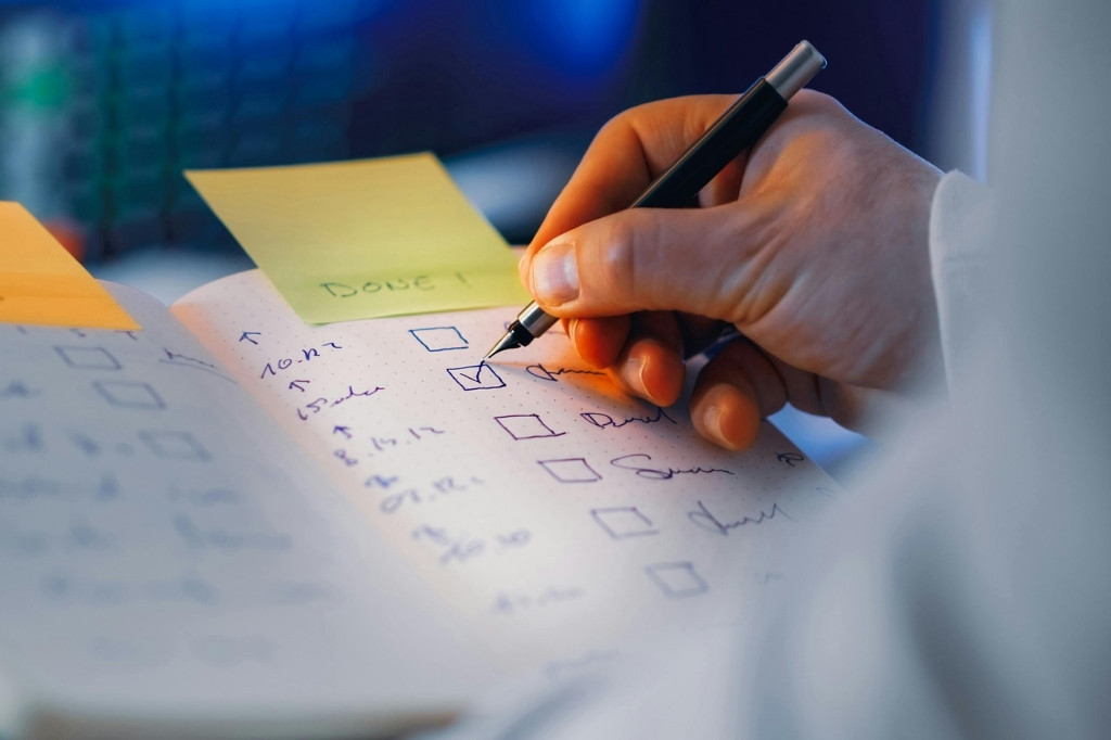 Checklist de evaluación en cuaderno, representando los criterios y preguntas clave de clientes B2B al elegir sedes para eventos corporativos.