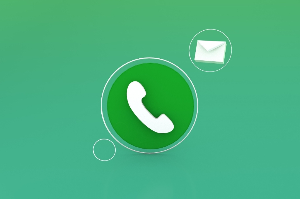 Usuario realizando una reserva de hotel por WhatsApp mediante un chatbot de IA en un dispositivo móvil.