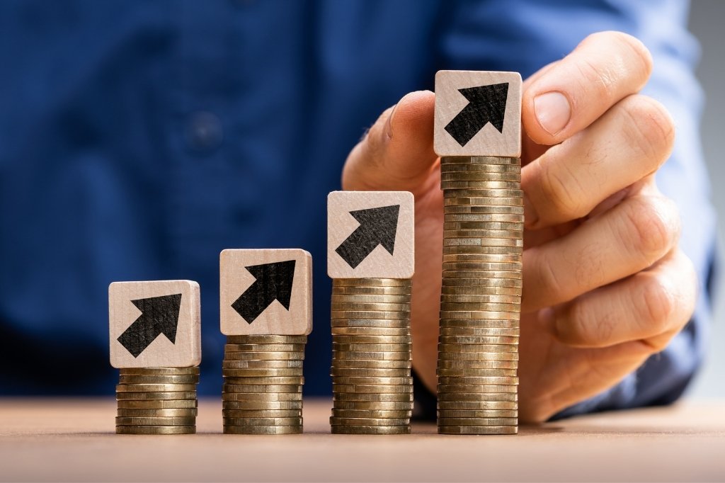 Crecimiento de reservas directas en hoteles boutique representado con monedas en aumento y estrategia digital impulsada por TikTok.